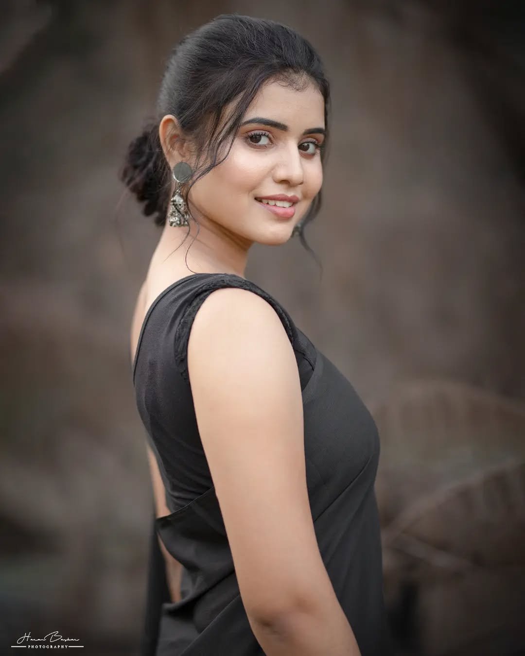 Arul Jyothi Looks Stunning in a Black Saree – Exclusive Photoshoot ...