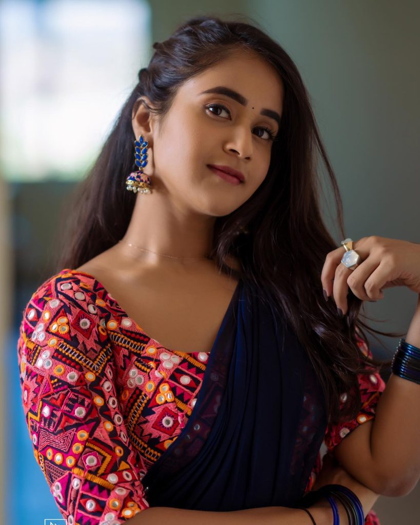 Deepthi Sunaina, Deepthi Sunaina blue saree, Deepthi Sunaina cute photos, Deepthi Sunaina latest pics, Deepthi Sunaina traditional look, actress Deepthi Sunaina, Deepthi Sunaina Instagram photos, Deepthi Sunaina saree look, Deepthi Sunaina in saree, Deepthi Sunaina photoshoot, Deepthi Sunaina viral photos, Deepthi Sunaina 2025, Deepthi Sunaina fashion, Deepthi Sunaina actress pics, Deepthi Sunaina gorgeous look
