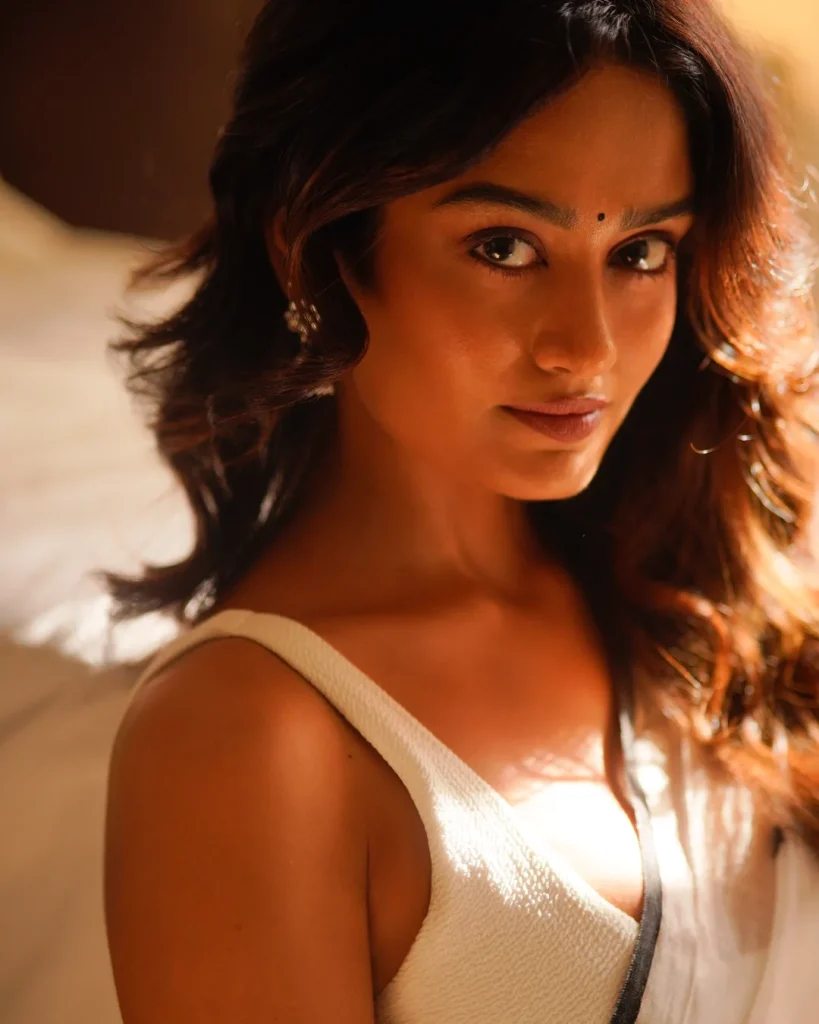 Shwetha Gadad, Shwetha Gadad white saree, Shwetha Gadad latest photos, Shwetha Gadad photoshoot, Shwetha Gadad 2025, Shwetha Gadad traditional look, Shwetha Gadad Instagram pics, Shwetha Gadad viral photos, Shwetha Gadad stylish saree, Shwetha Gadad actress, Shwetha Gadad ethnic wear, Shwetha Gadad fashion, Shwetha Gadad elegant look, Shwetha Gadad HD images, Shwetha Gadad beautiful photos