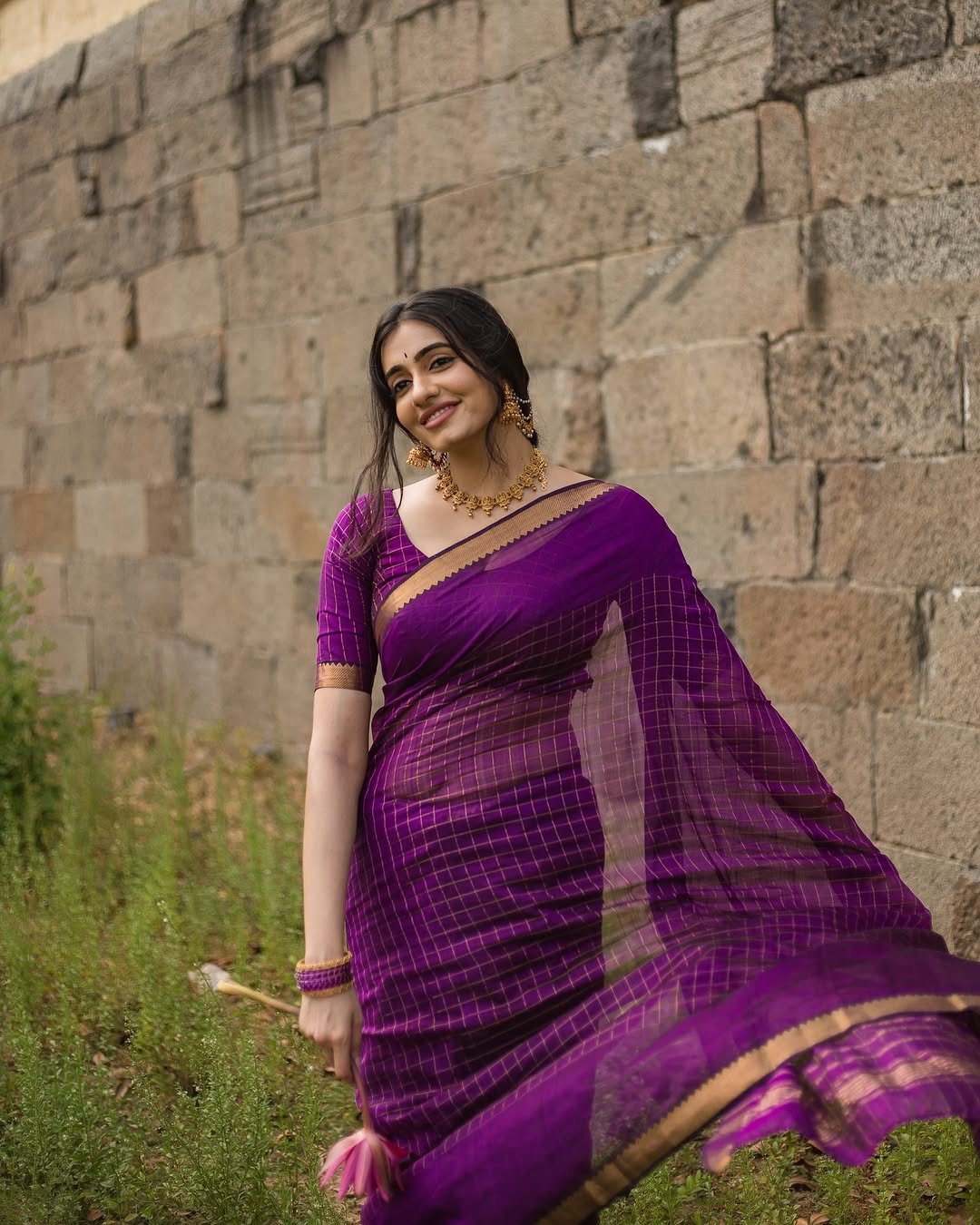 Maanasa Choudhary Traditional Look Photos in Saree03