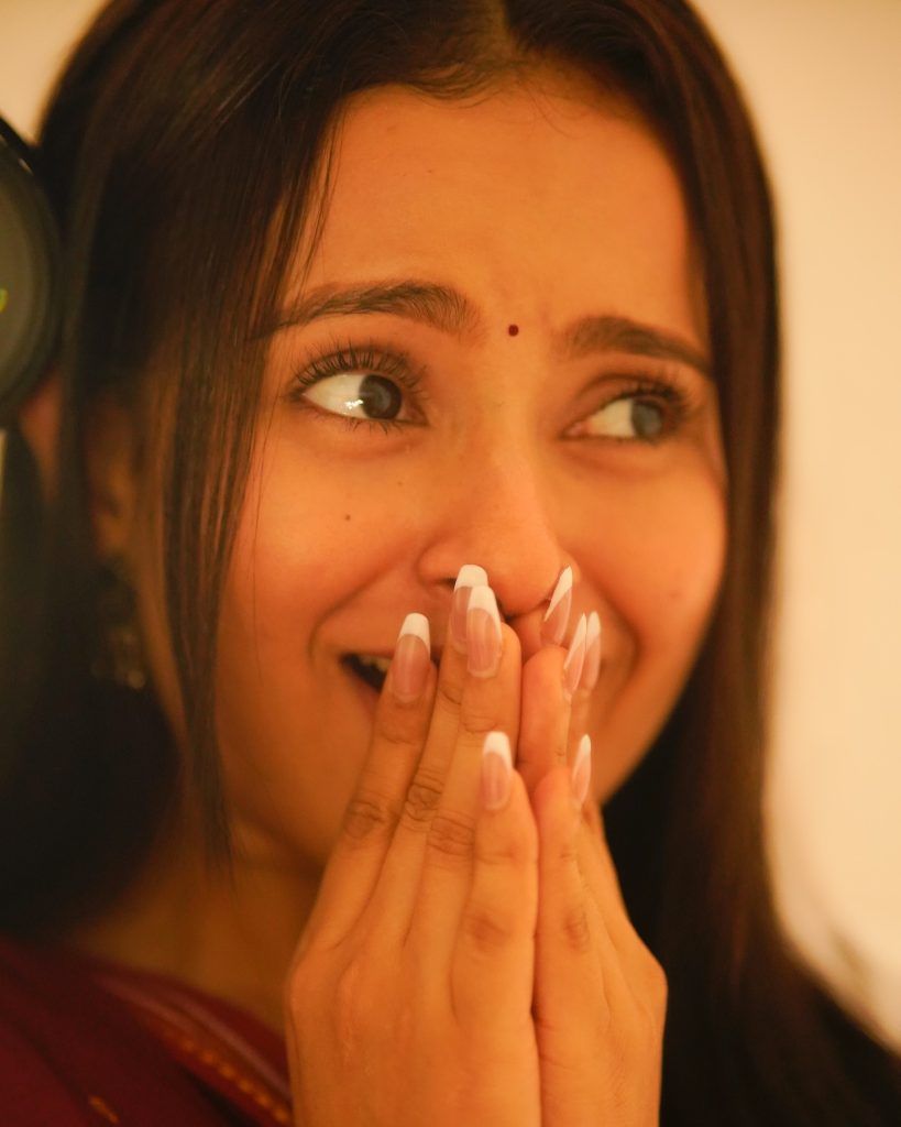 Aarushi Baruah's natural makeup with maroon saree styling