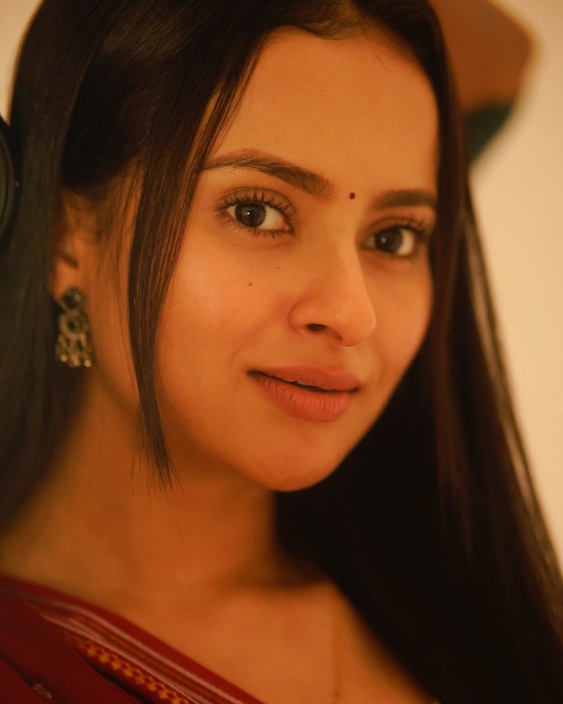 Aarushi Baruah's natural makeup with maroon saree styling