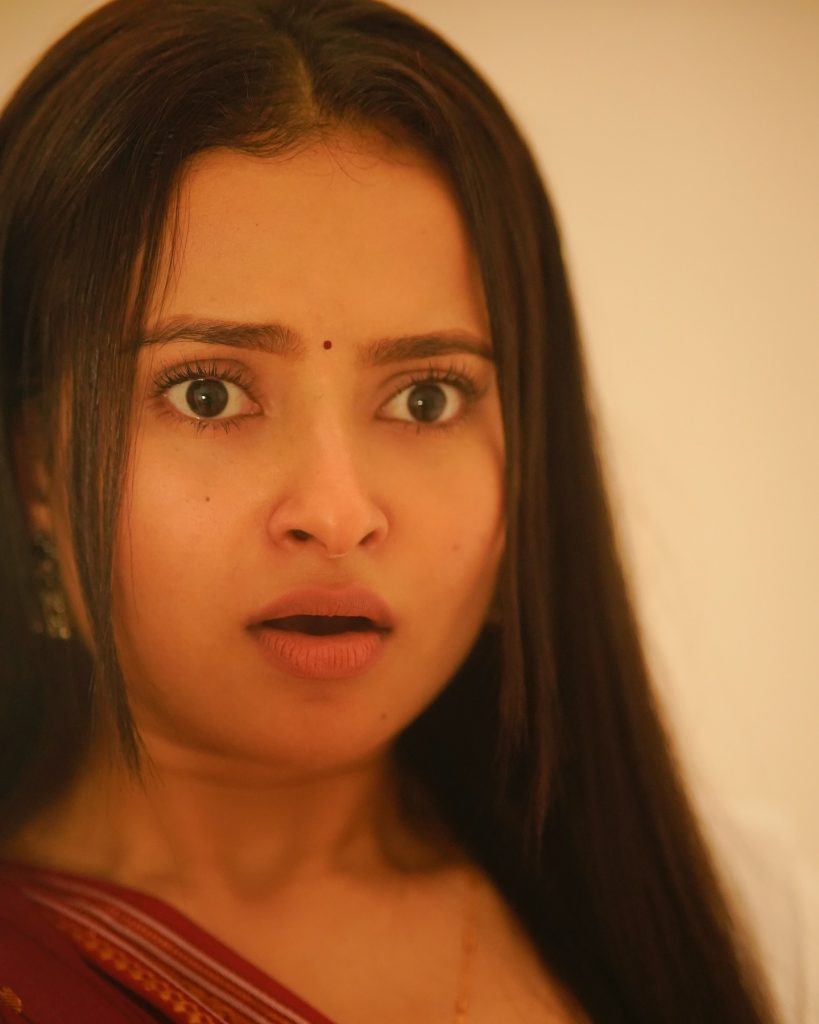 Aarushi Baruah's natural makeup with maroon saree styling