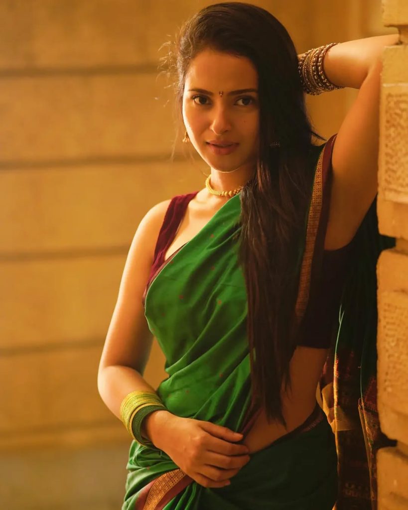 Aarushi Baruaah sizzling hot poses in green saree