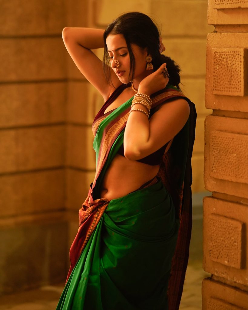 Aarushi Baruaah sizzling hot poses in green saree