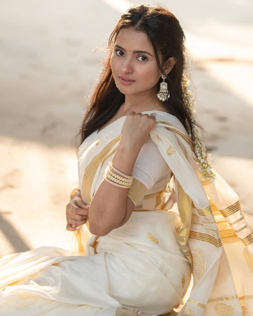 Aarushi Baruah wearing elegant white saree in hot photoshoot