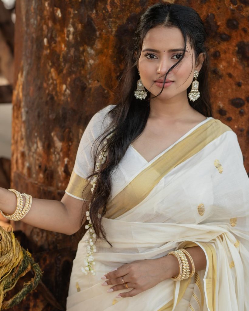 Full-body shot of Aarushi Baruah's complete white saree hot look