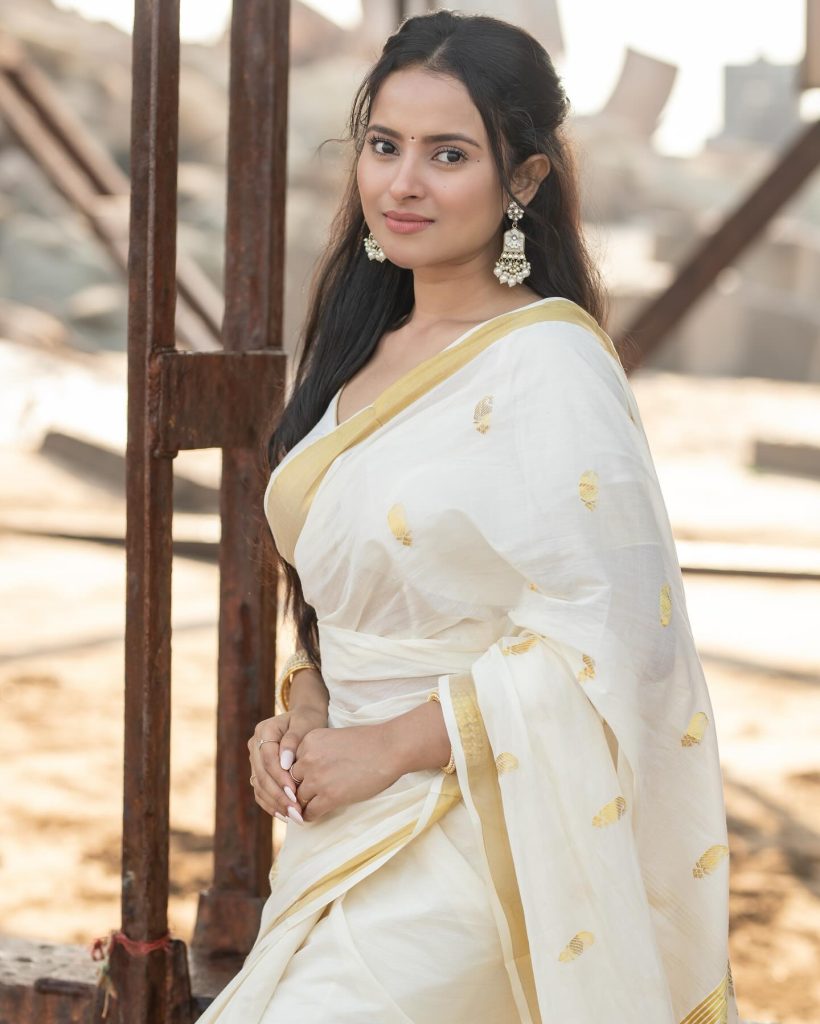 Full-body shot of Aarushi Baruah's complete white saree hot look