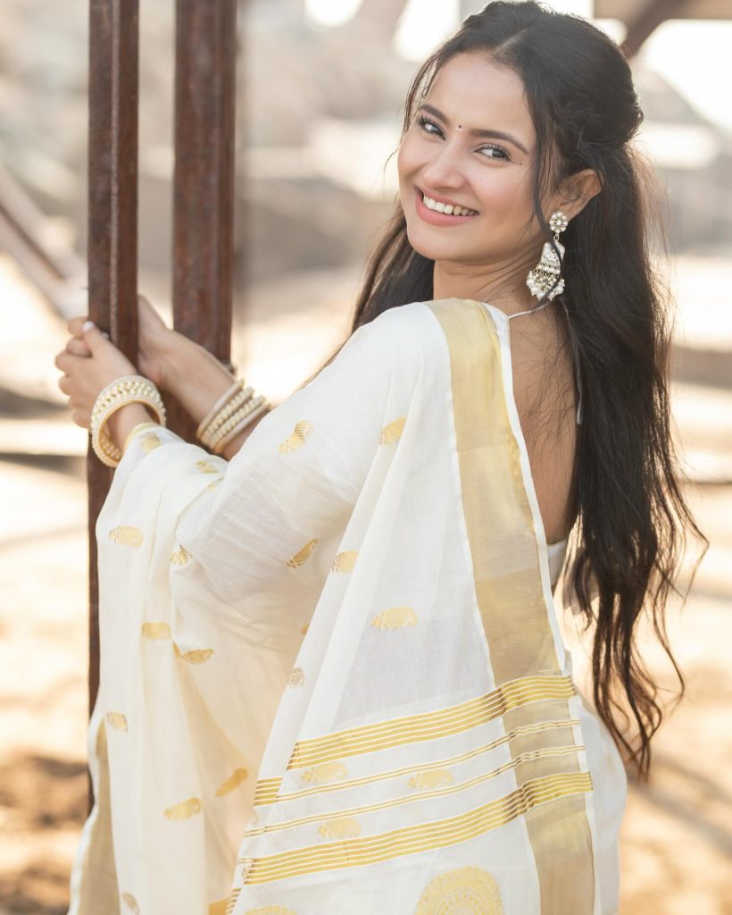 Full-body shot of Aarushi Baruah's complete white saree hot look