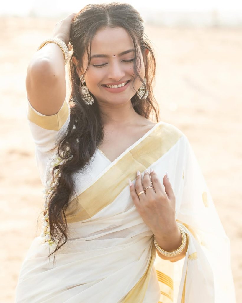 Aarushi Baruah wearing elegant white saree in hot photoshoot