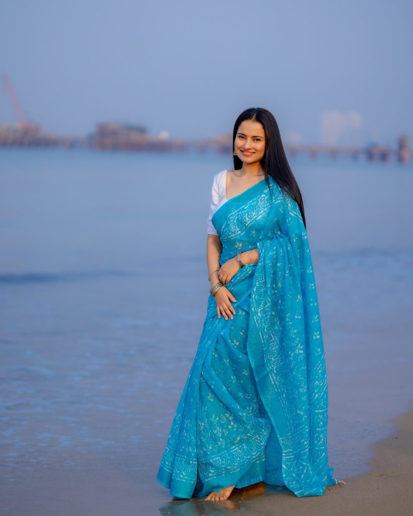 Aarushi Baruah's natural makeup with beach and saree styling