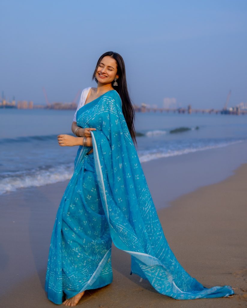 Aarushi Baruah's natural makeup with beach and saree styling