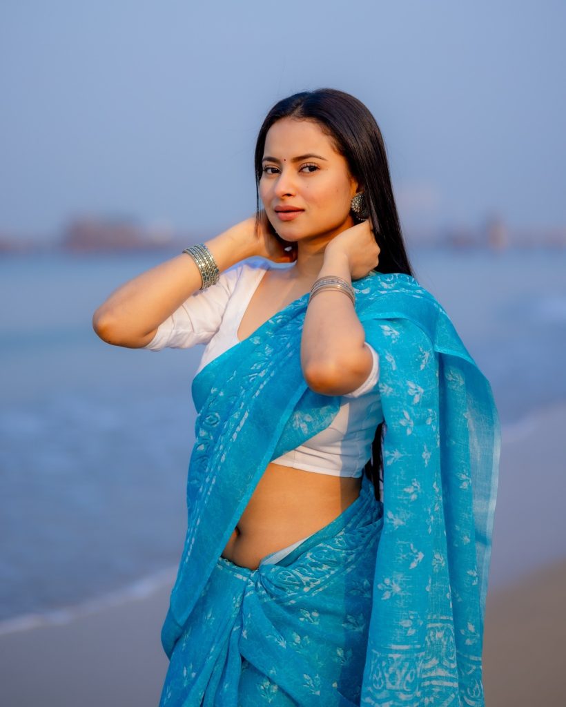Aarushi Baruah's natural makeup with beach and saree styling