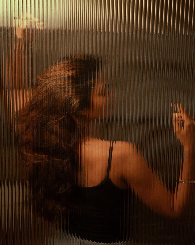 Keerthi Pandian's natural makeup and relaxed couch styling