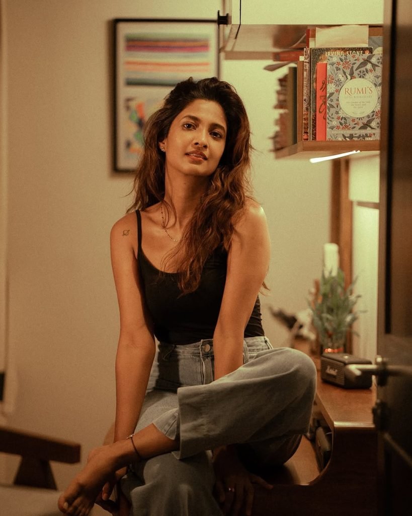 Keerthi Pandian's complete couch photoshoot setup