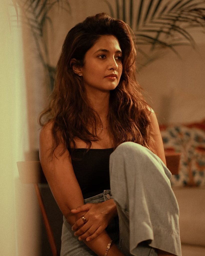 Keerthi Pandian's complete couch photoshoot setup