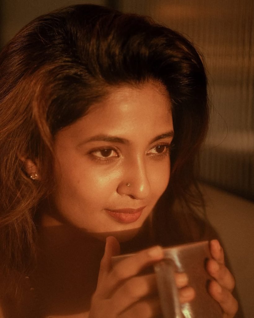 Keerthi Pandian's complete couch photoshoot setup