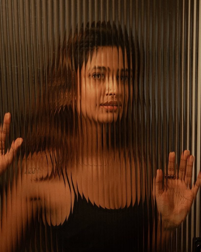 Keerthi Pandian's complete couch photoshoot setup