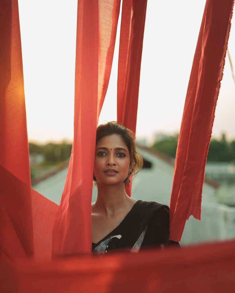 Keerthi Pandian's black saree blouse design and styling details