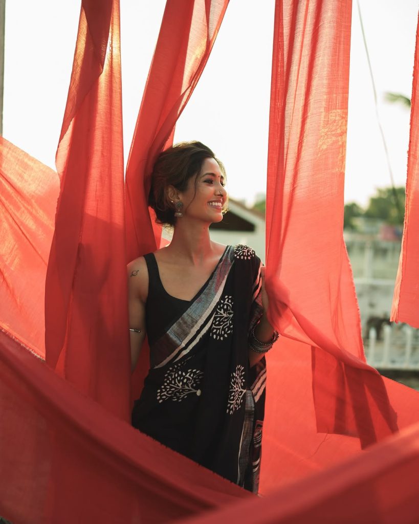Keerthi Pandian wearing elegant black saree in traditional photoshoot