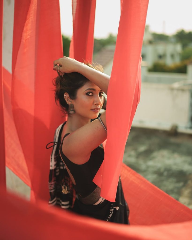 Keerthi Pandian wearing elegant black saree in traditional photoshoot