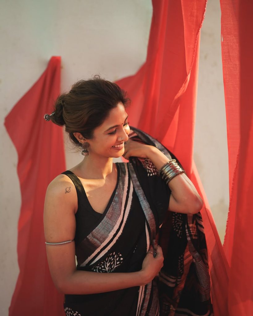 Keerthi Pandian wearing elegant black saree in traditional photoshoot