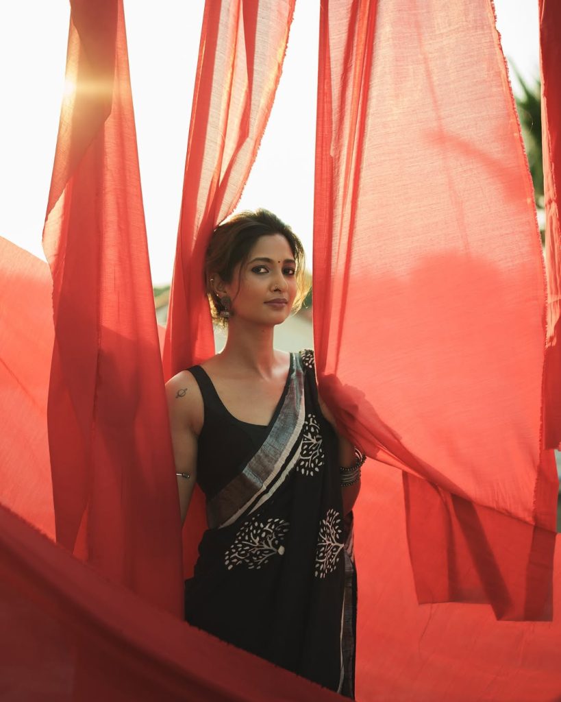 Keerthi Pandian's complete black saree traditional look