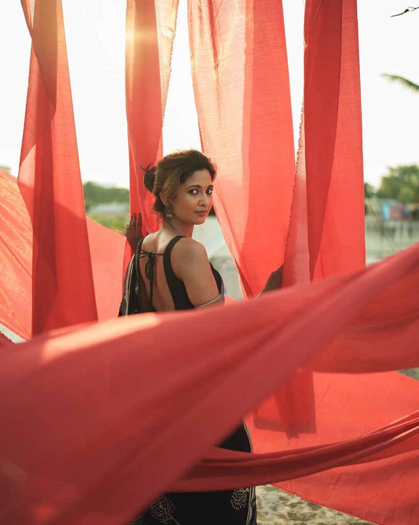 Keerthi Pandian posing gracefully in sophisticated black saree