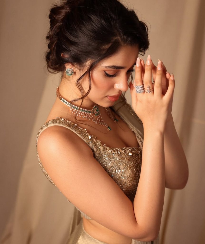 Kriti Shetty's lehenga blouse design and jewelry details