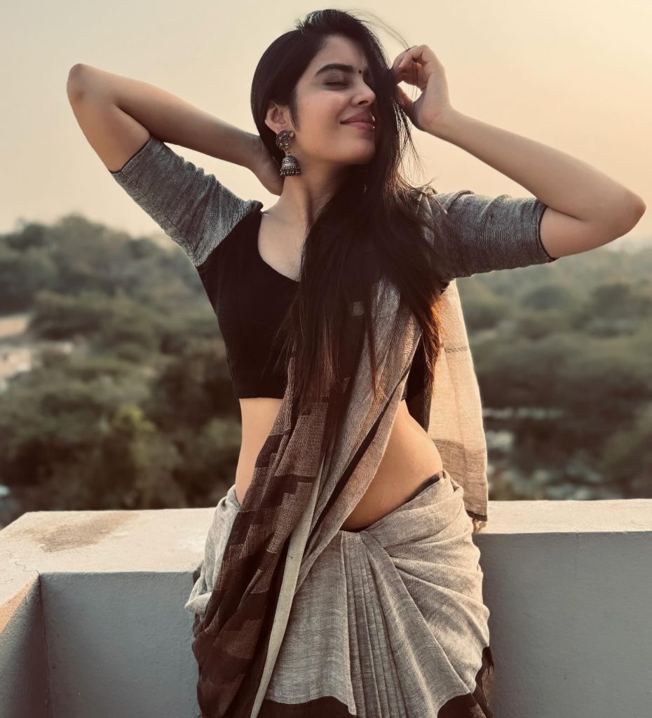 Kushitha Kallapu sexy back look in traditional saree