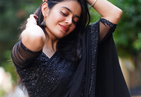 Kushitha Kallapu Hot Photos in Black Saree (14)