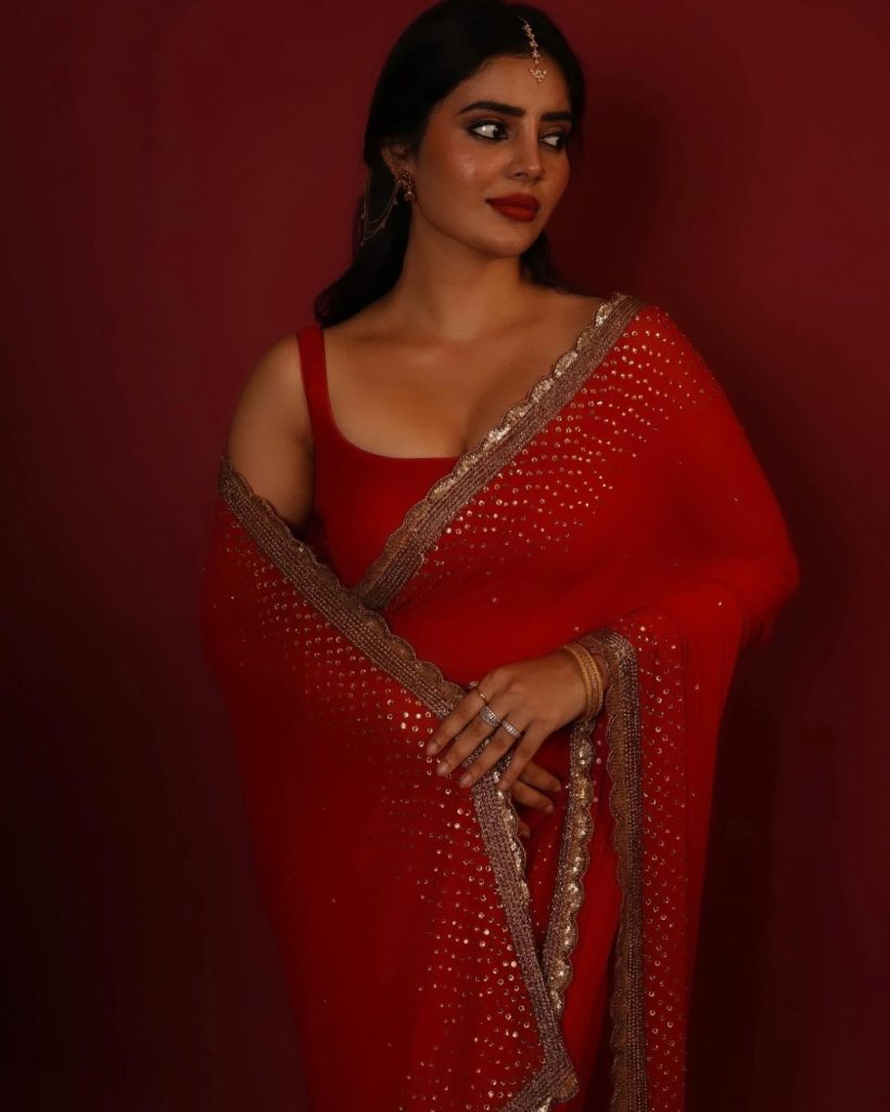 Kushitha Kallapu's bold makeup with red saree styling