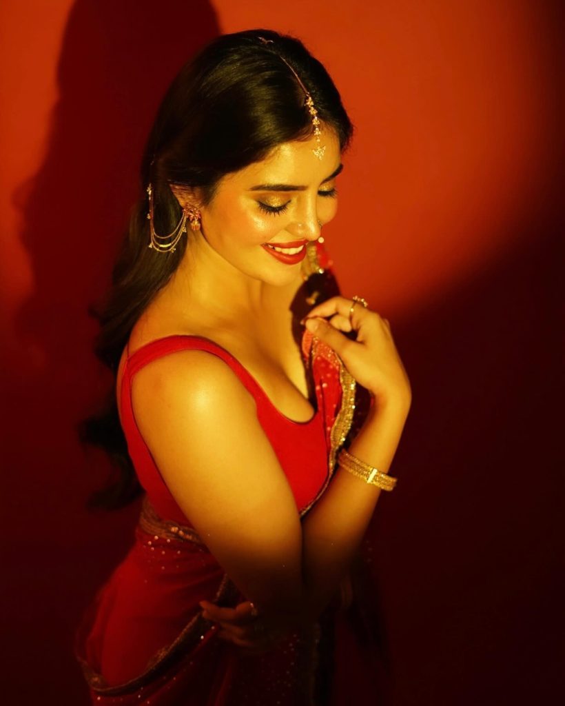 Kushitha Kallapu's bold makeup with red saree styling