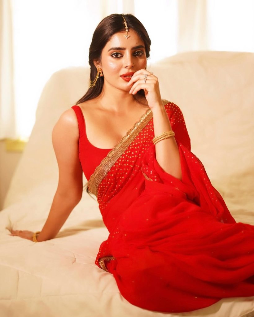 Kushitha Kallapu's bold makeup with red saree styling