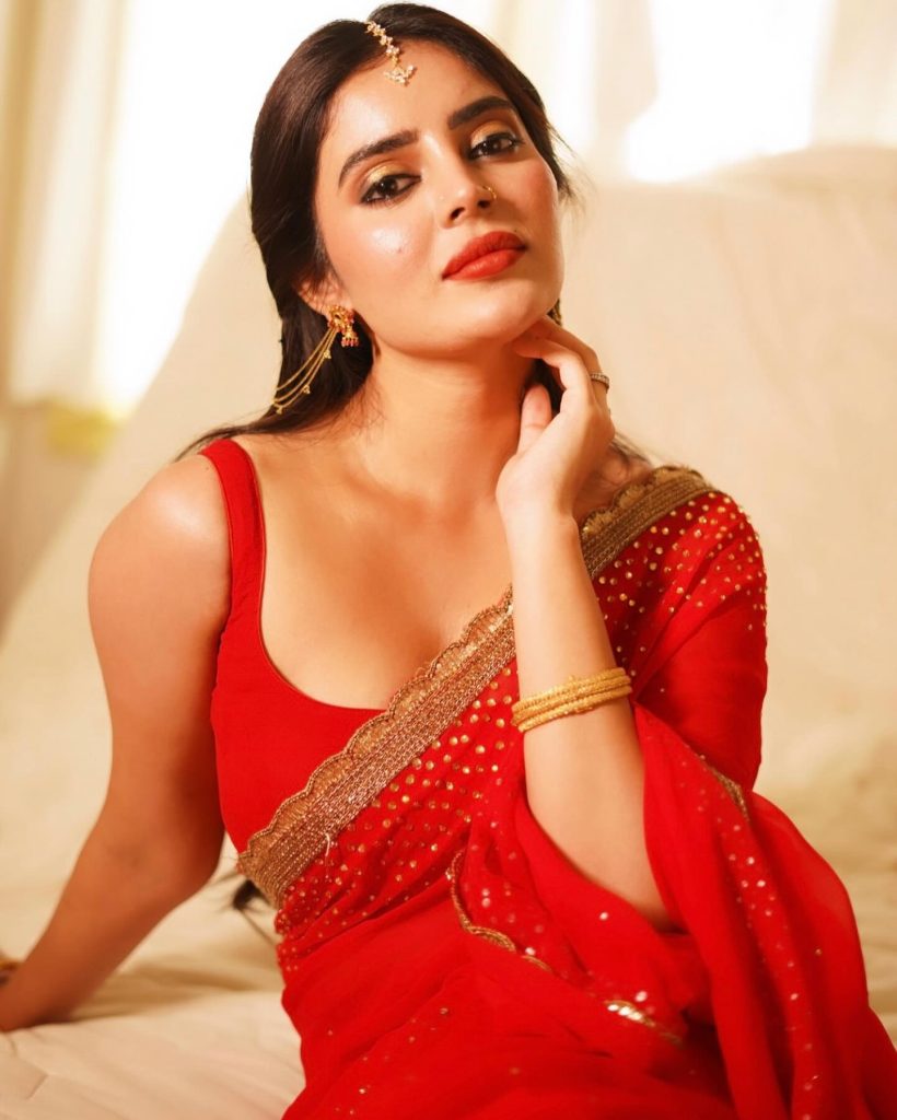 Kushitha Kallapu's bold makeup with red saree styling