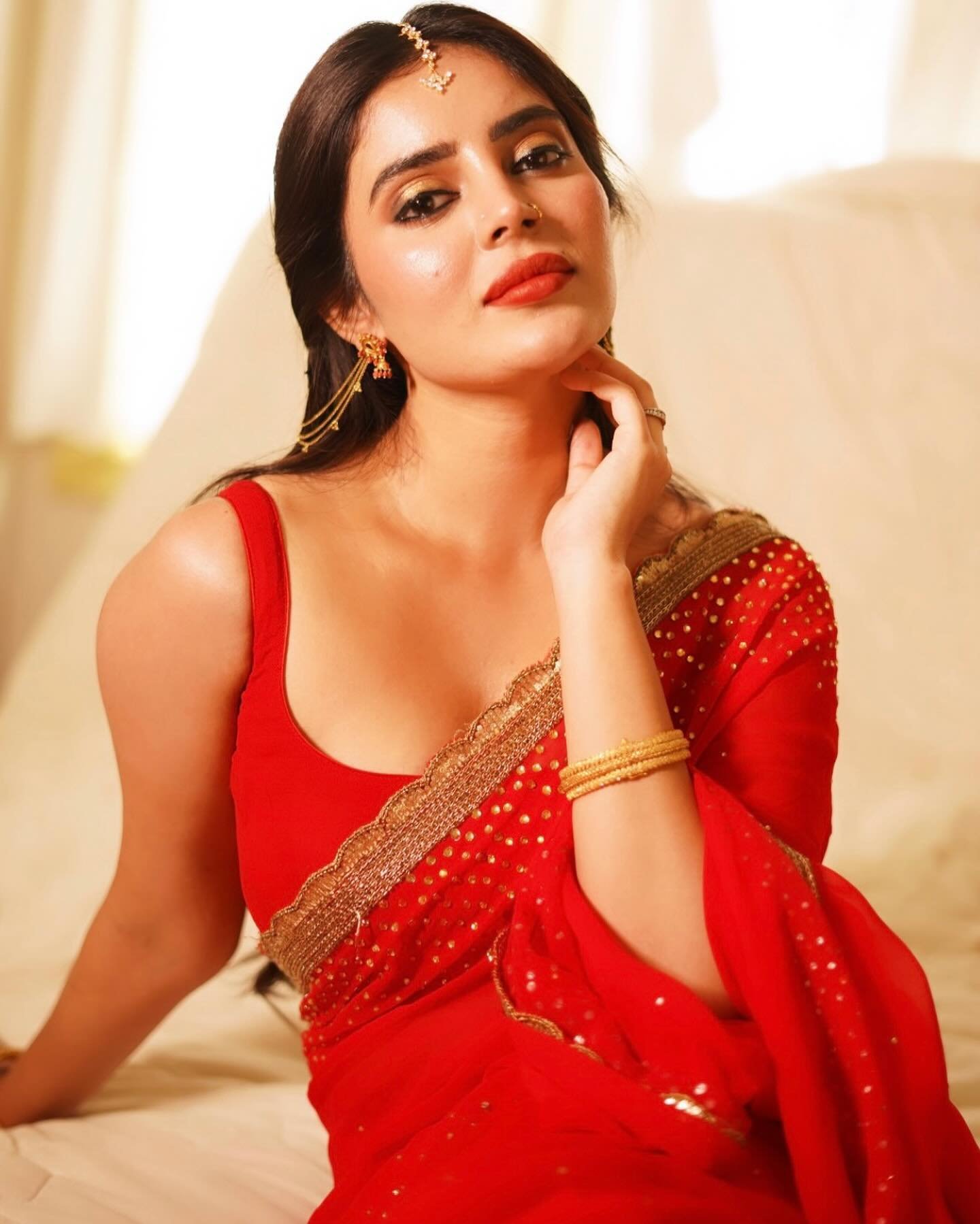 Kushitha Kallapu Hot Photos in Red Saree (13)