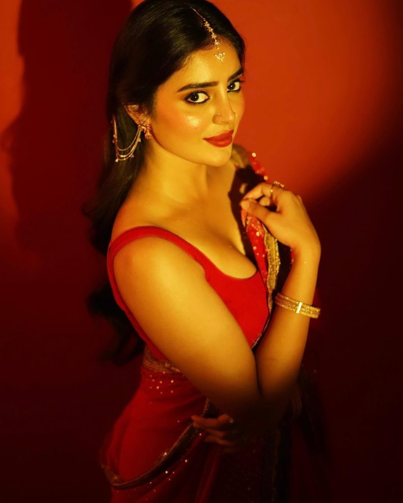 Kushitha Kallapu's bold makeup with red saree styling