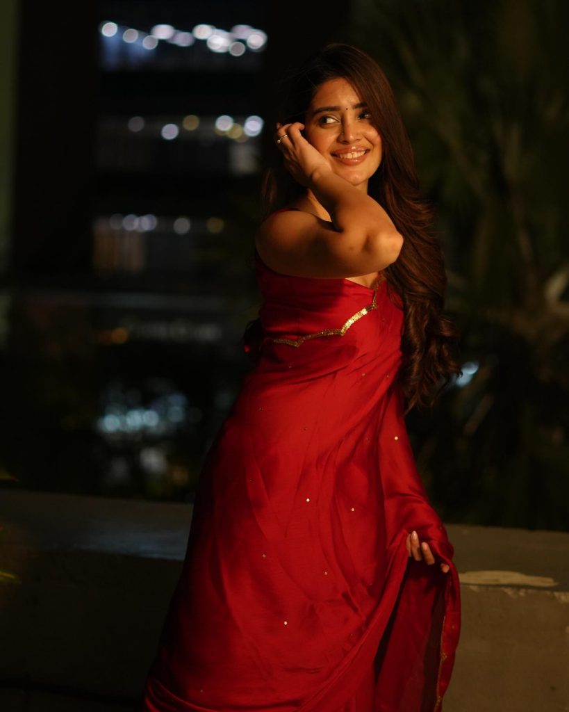 Kushitha Kallapu's bold makeup with red saree styling