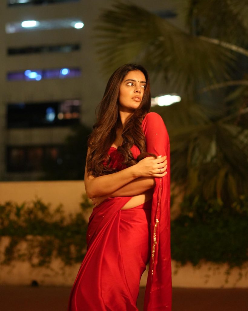 Kushitha Kallapu's bold makeup with red saree styling