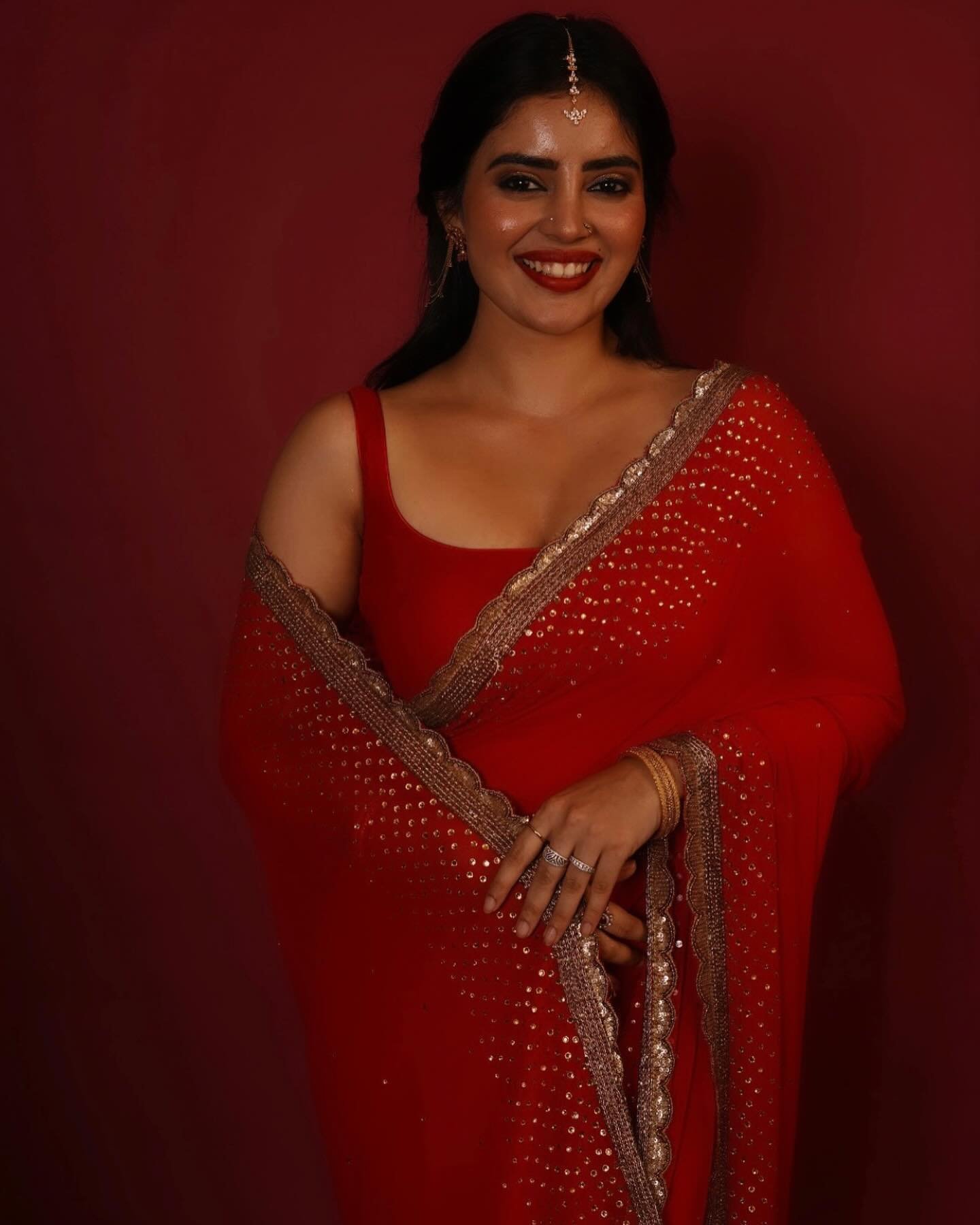 Kushitha Kallapu Hot Photos in Red Saree (3)
