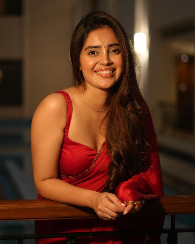 Kushitha Kallapu's bold makeup with red saree styling