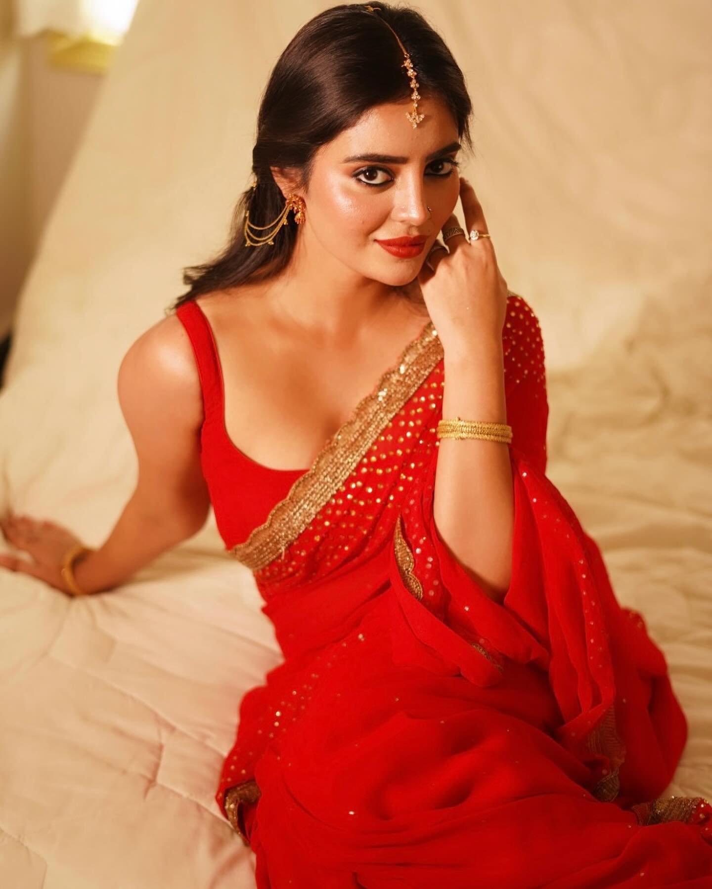 Kushitha Kallapu Hot Photos in Red Saree (8)