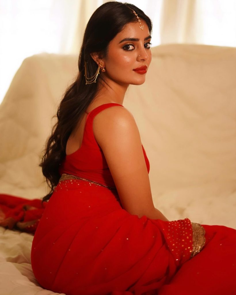 Kushitha Kallapu's bold makeup with red saree styling