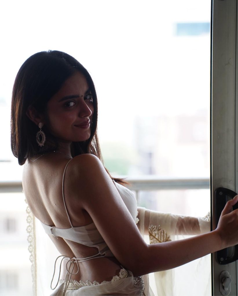 Kushitha Kallapu bold look in white saree and sleeveless blouse