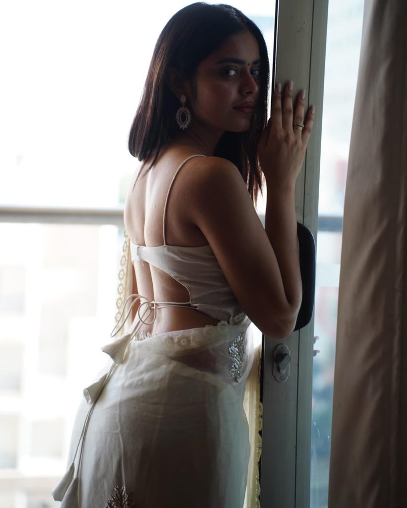 Kushitha Kallapu bold look in white saree and sleeveless blouse