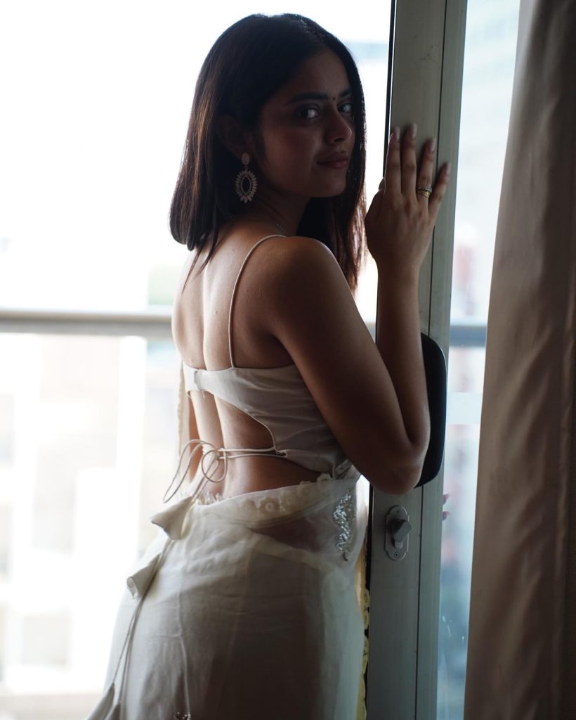 Kushitha Kallapu traditional yet hot look in white saree