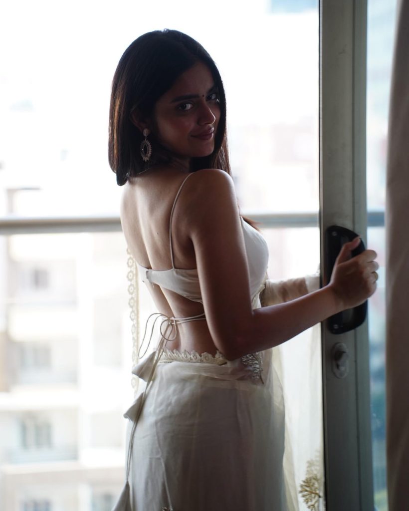 Kushitha Kallapu traditional yet hot look in white saree