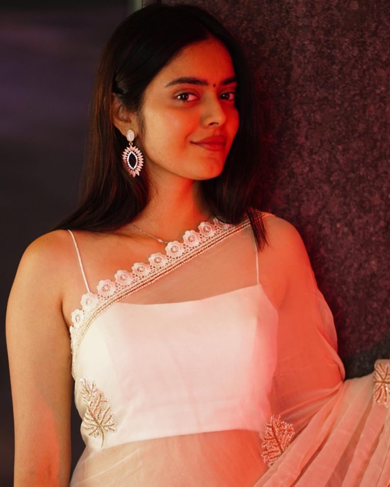 Kushitha Kallapu bold look in white saree and sleeveless blouse