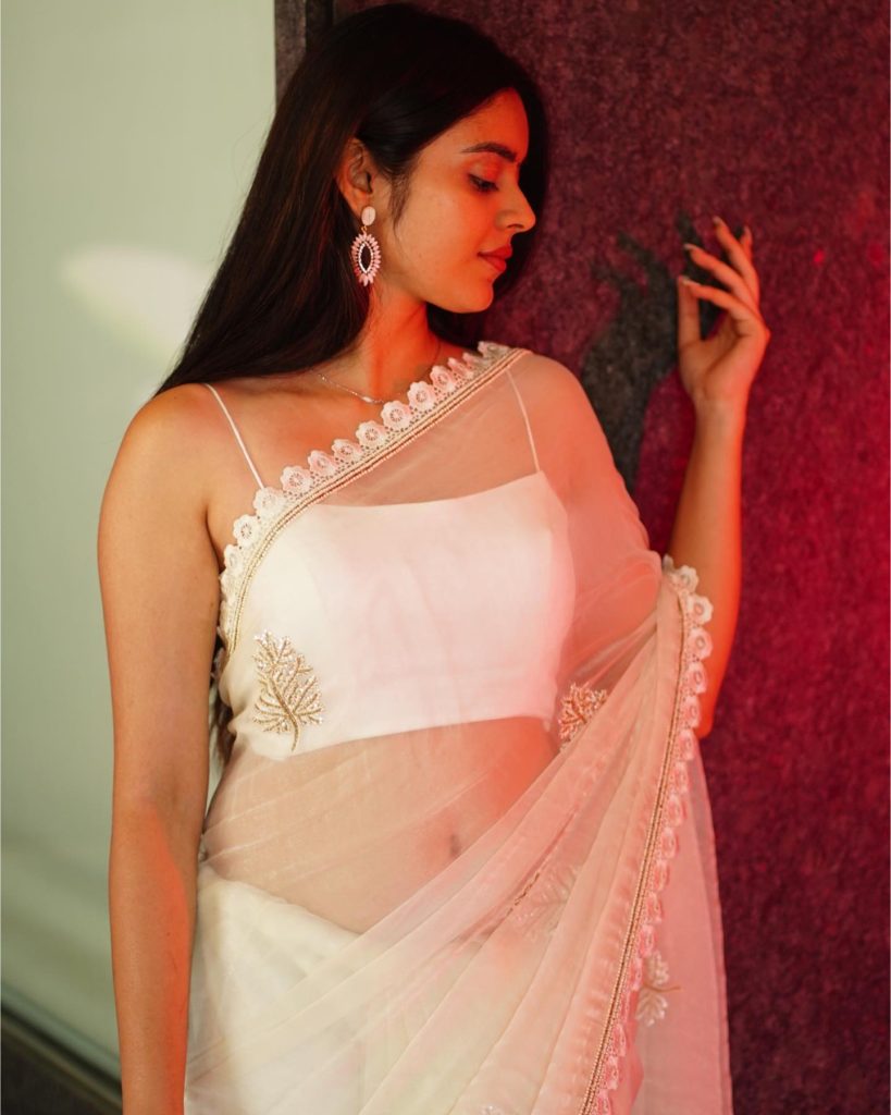 Kushitha Kallapu bold look in white saree and sleeveless blouse