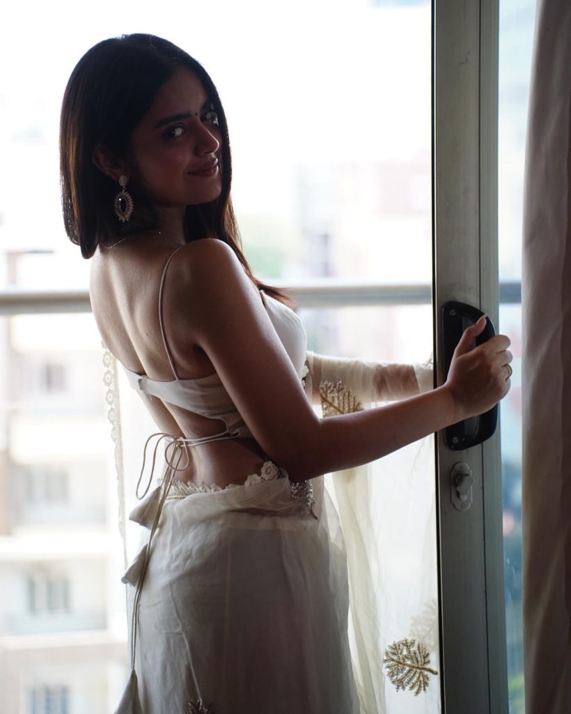 Kushitha Kallapu bold look in white saree and sleeveless blouse